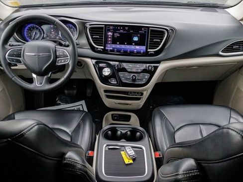 Used 2023 Chrysler Pacifica Touring-L FWD image 23