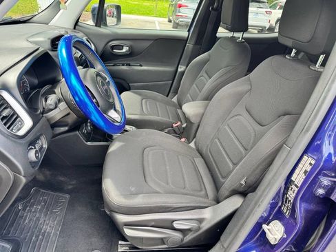 Used 2018 Jeep Renegade Latitude AWD/4WD image 17