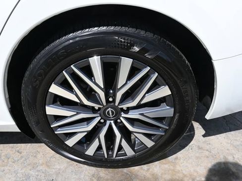 Used 2025 Nissan Altima 2.5 SV FWD image 13