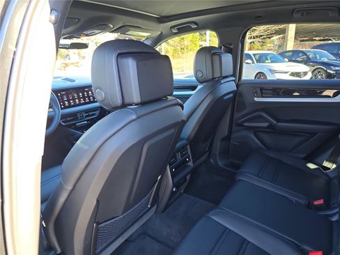 Used 2024 Porsche Cayenne image 17