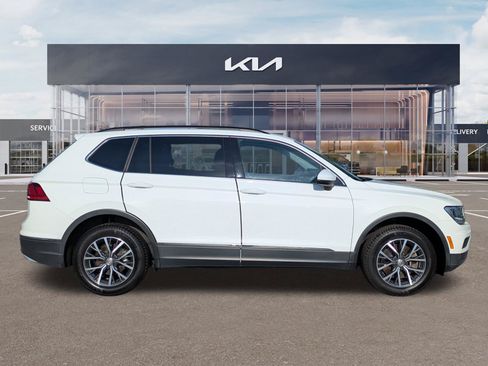 Used 2020 Volkswagen Tiguan SE w/ Panoramic Sunroof Package FWD image 3