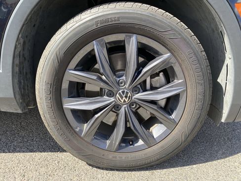Used 2022 Volkswagen Tiguan SE w/ Panoramic Sunroof Package FWD image 11
