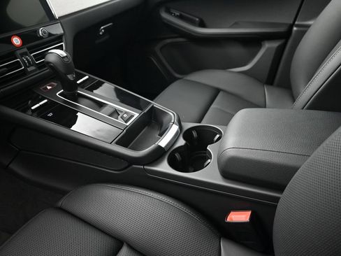 Certified 2026 Porsche Macan AWD/4WD image 22