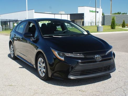 Used 2024 Toyota Corolla LE FWD image 2