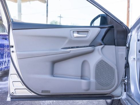 Used 2016 Toyota Camry SE image 9