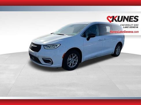 Used 2024 Chrysler Pacifica Touring-L image 9