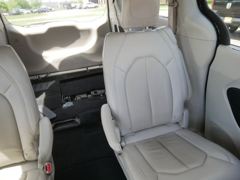 Used 2021 Chrysler Pacifica Touring-L FWD image 14