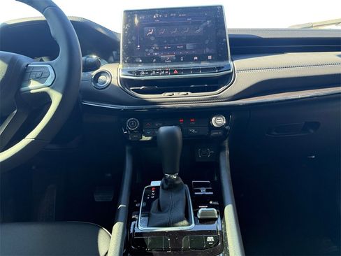 New 2026 Jeep Compass Latitude image 11