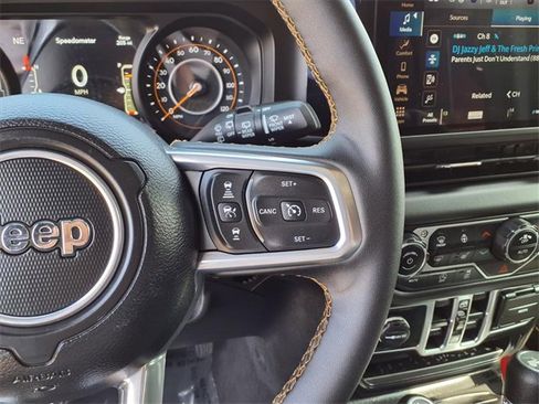 Used 2025 Jeep Wrangler Sahara image 16