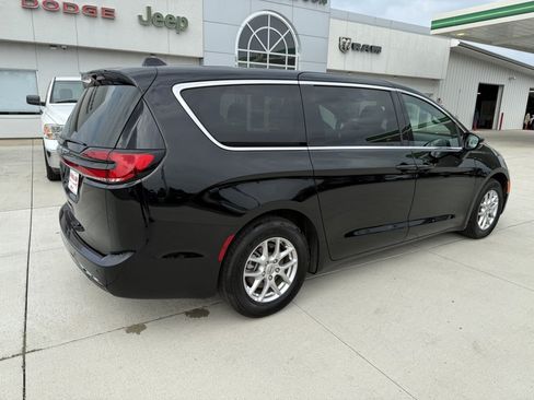 Used 2025 Chrysler Pacifica Select FWD image 8