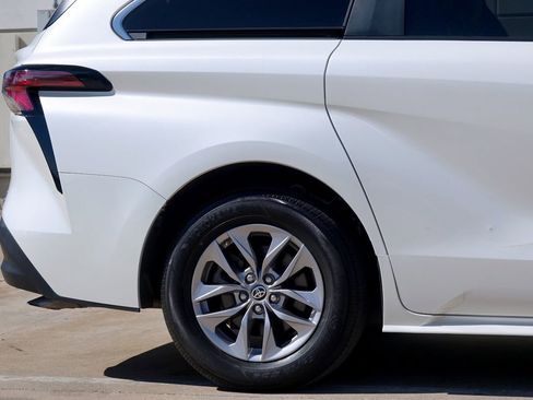 Used 2021 Toyota Sienna XLE w/ XLE Plus Package image 28