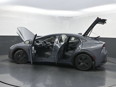 Used 2023 Toyota Prius LE FWD image 35