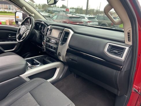 Used 2019 Nissan Titan SV w/ SV Convenience Package image 19