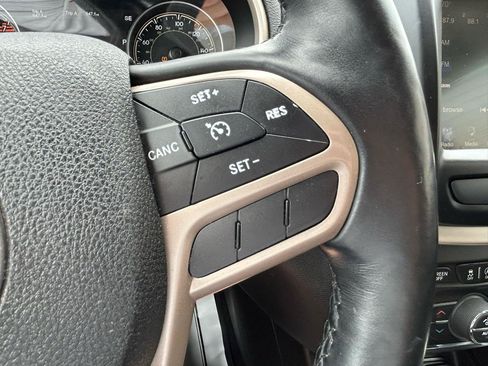 Used 2017 Jeep Cherokee Limited AWD/4WD image 19