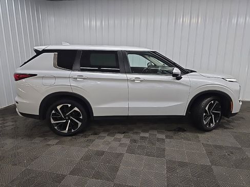 Used 2022 Mitsubishi Outlander SE image 2