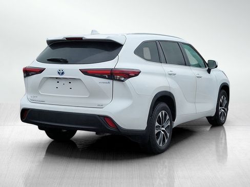 Used 2024 Toyota Highlander XLE AWD/4WD image 4