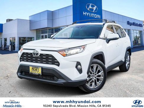 Used 2020 Toyota RAV4 XLE Premium image 1