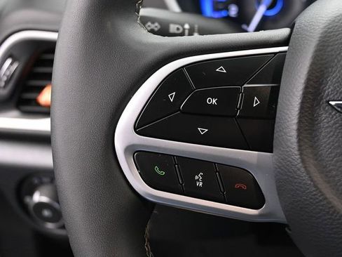 Used 2025 Chrysler Pacifica Select image 31