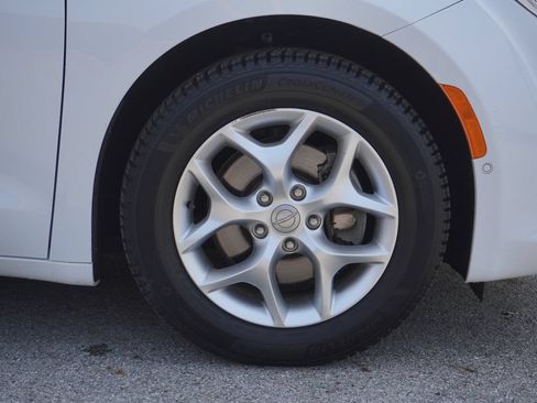 Used 2020 Chrysler Pacifica Touring-L Plus w/ Tire & Wheel Group FWD image 13