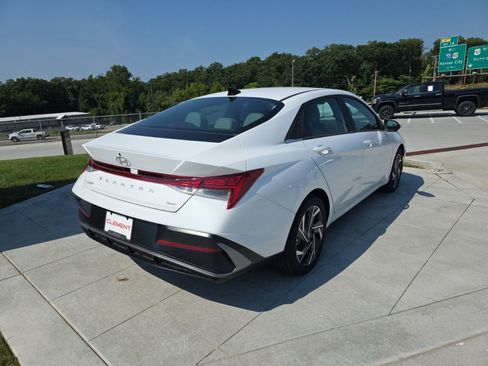 New 2025 Hyundai Elantra Limited image 6