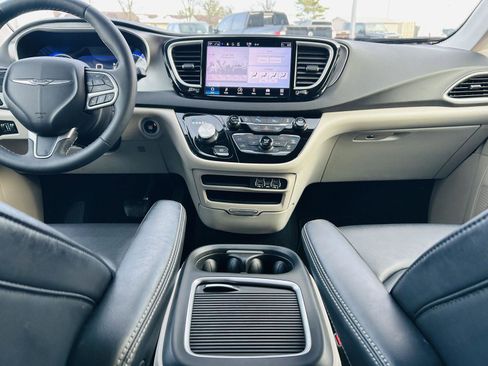 Used 2024 Chrysler Pacifica Touring-L image 24
