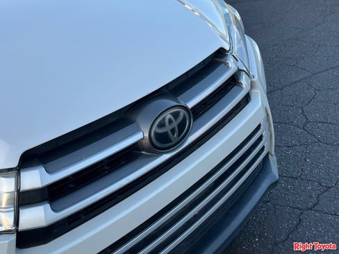 Used 2019 Toyota Highlander XLE AWD/4WD image 7