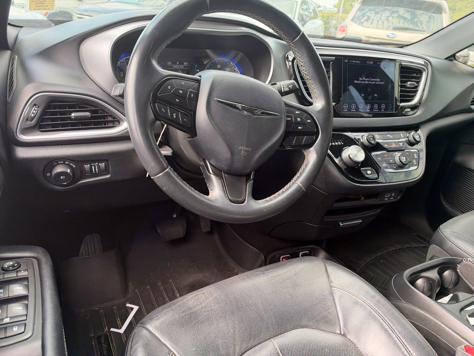 Used 2018 Chrysler Pacifica Touring-L w/ S Appearance Package FWD image 12