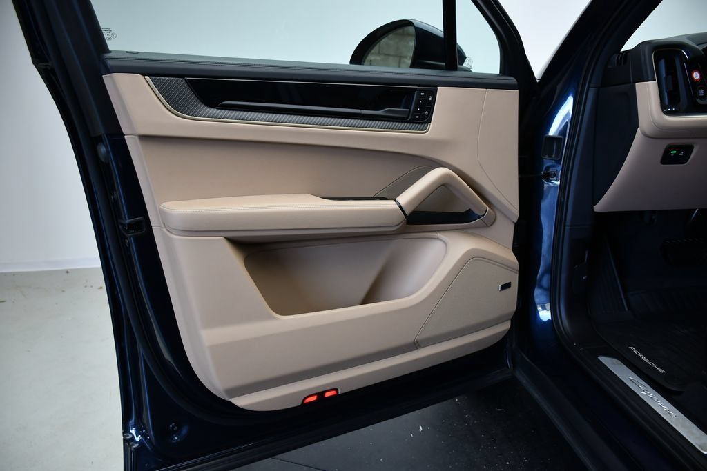 Certified 2025 Porsche Cayenne AWD/4WD image 35