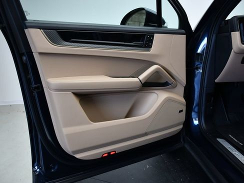 Certified 2025 Porsche Cayenne AWD/4WD image 35