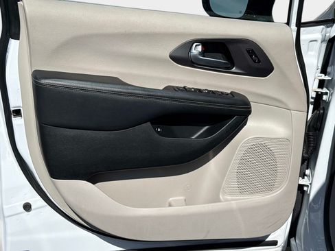 Used 2024 Chrysler Pacifica Limited FWD image 20