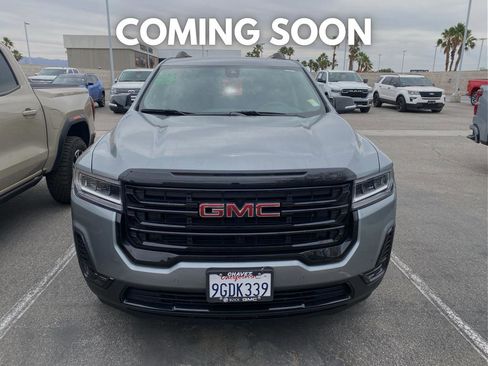 Used 2023 GMC Acadia SLE w/ Driver Convenience Package FWD image 2