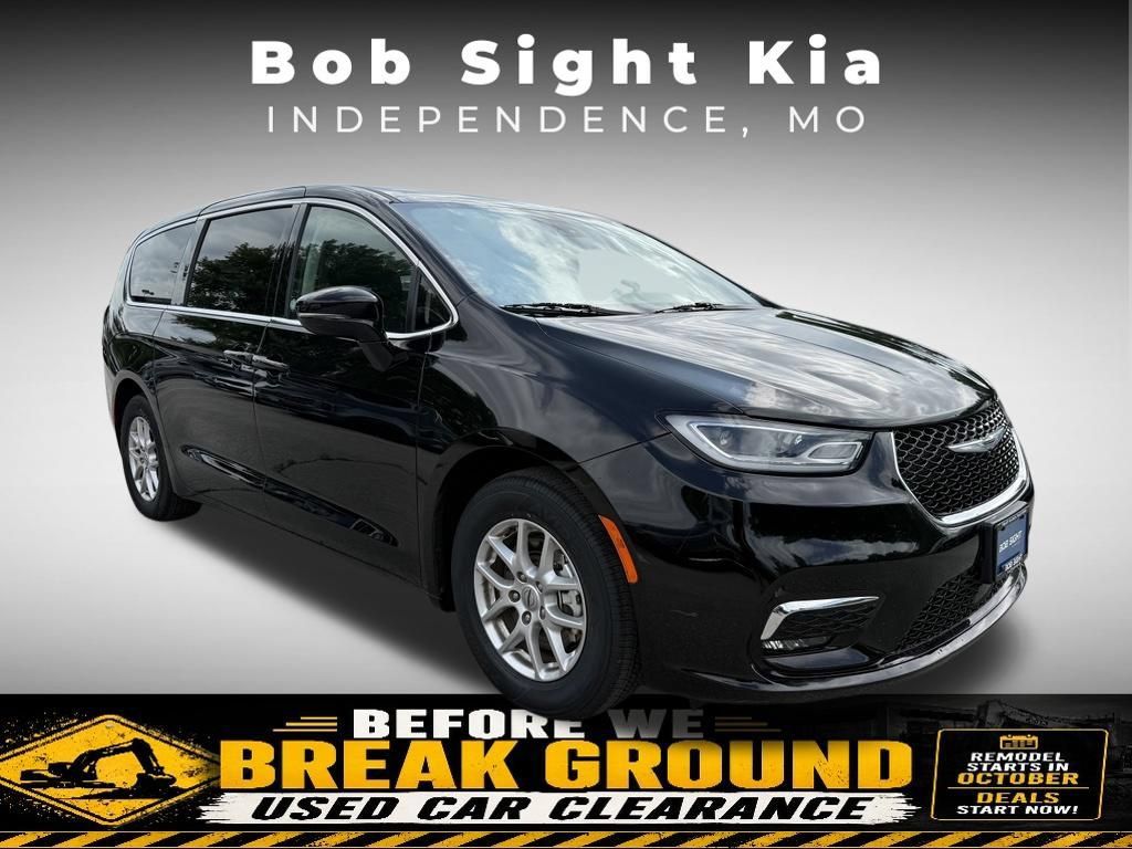 Used 2024 Chrysler Pacifica Touring-L FWD image 18