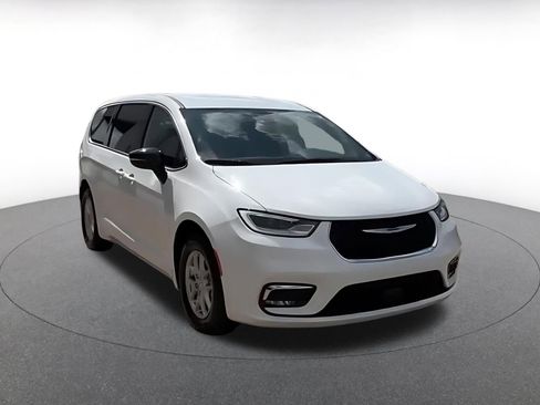 Used 2025 Chrysler Pacifica Select image 3