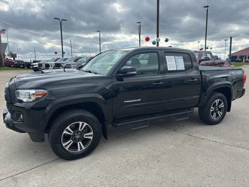 Used 2019 Toyota Tacoma TRD Sport image 3