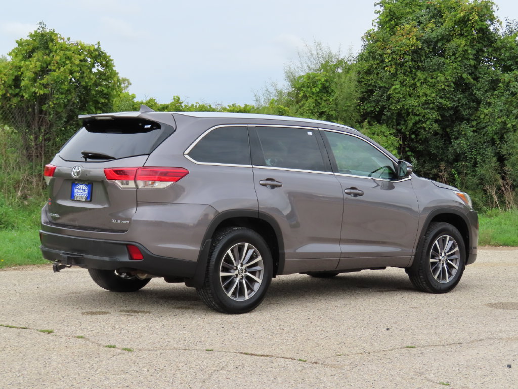 Used 2017 Toyota Highlander XLE AWD/4WD image 3