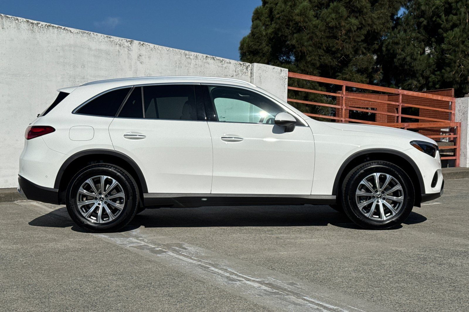 Used 2026 Mercedes-Benz GLC 300 4MATIC image 3