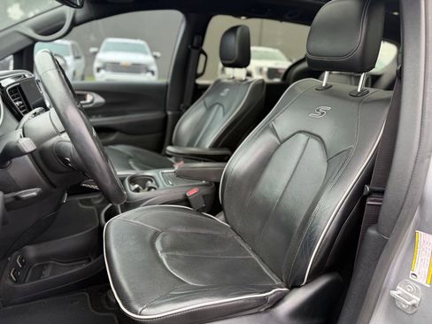 Used 2019 Chrysler Pacifica Limited w/ S Appearance Package FWD image 13