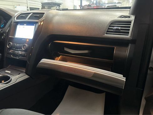 Used 2018 Ford Explorer XLT w/ Equipment Group 201A AWD/4WD image 29