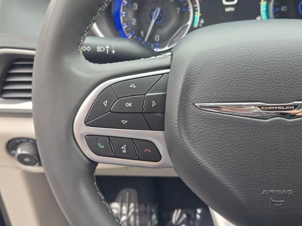 Used 2024 Chrysler Pacifica Touring-L FWD image 28