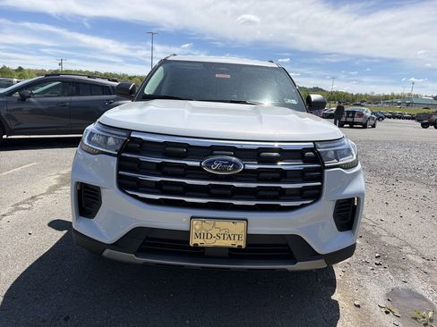 Used 2025 Ford Explorer Active AWD/4WD image 2