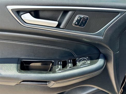Used 2018 Ford Edge Titanium image 18
