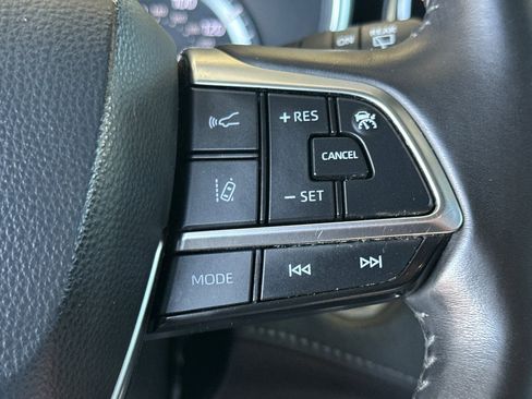 Used 2020 Toyota Highlander XLE AWD/4WD image 28