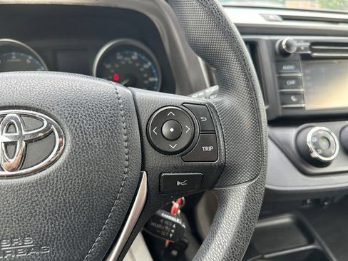 Used 2018 Toyota RAV4 LE FWD image 19