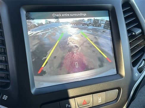 Certified 2021 Jeep Cherokee Latitude Lux w/ Comfort/Convenience Group image 24