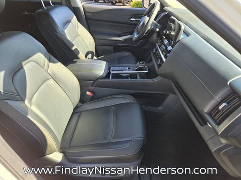 Used 2024 Nissan Pathfinder SL FWD image 16