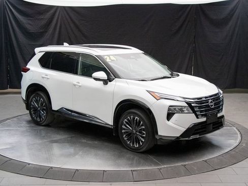 Used 2024 Nissan Rogue Platinum w/ Platinum Premium Package image 2