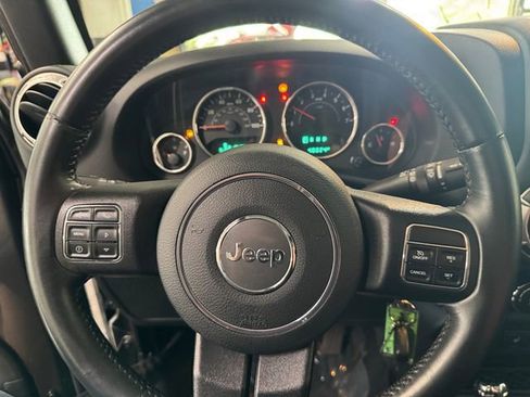 Used 2017 Jeep Wrangler Sahara w/ Connectivity Group AWD/4WD image 19