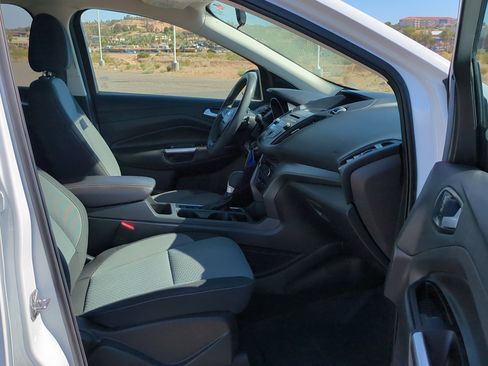 Used 2017 Ford Escape SE image 28