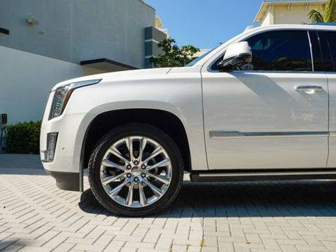 Used 2019 Cadillac Escalade ESV Premium Luxury image 11