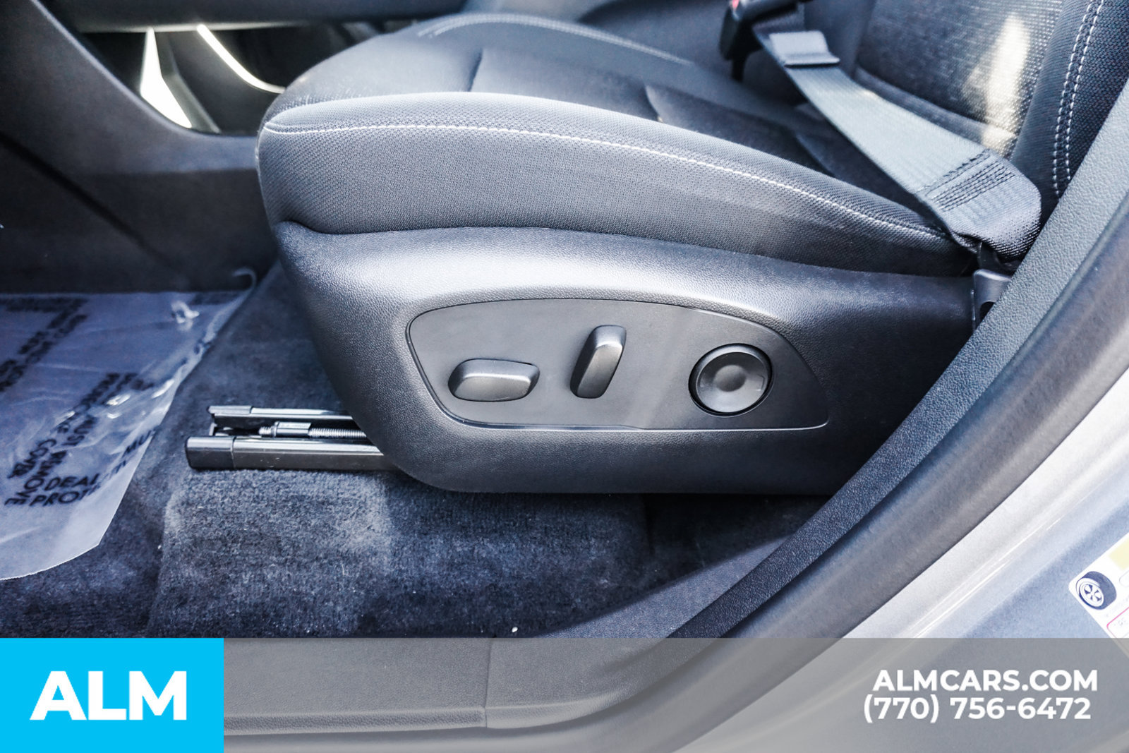 Used 2025 Chevrolet Traverse LT w/ LPO, Floor Liner Package FWD image 32